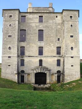 La façade avec le bassin dans lequel donne la source située au centre du château