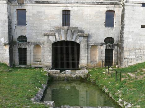 Le bassin dans lequel donne la source située au centre du château