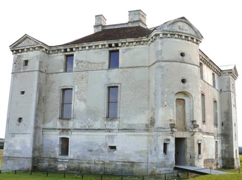Cruzy-le-Châtel - Château de Maulnes - L'entrée du château est située dans un angle du pentagone