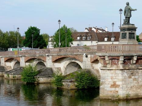 Auxerre - Pont Paul-Bert vu de l'aval avec la statue de Paul Bert