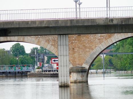 Auxerre - Pont Jean-Moreau vu de l'amont et à l'arrière le pont de la Tournelle puis une écluse sur l'Yonne