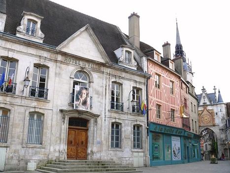 Hôtel de ville (Auxerre)- Hôtel de ville à côté de la tour de l'Horloge