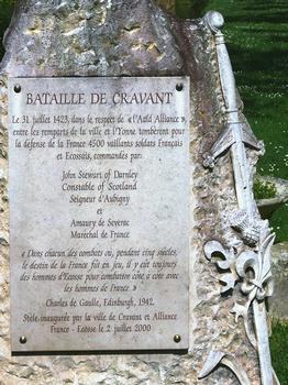 Cravant - Donjon - Devant le donjon, la plaque commémorative de la bataille de Cravant [31 juillet 1423] entre les armées francaise et écossaise unies dans la cadre de l'Auld Alliance et les armées anglaise et bourguignone