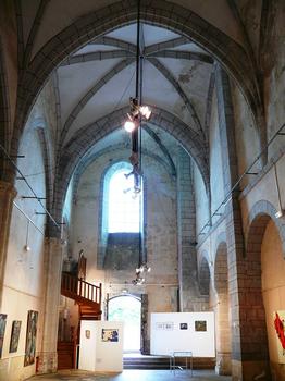 Avallon - Salle Saint-Pierre - Vers le portail - L'église a été coupée en deux par le mur qu'on peut voir à gauche. La collégiale Saint-Lazare se trouve à droite