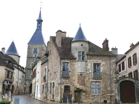 Avallon - Maison des sires de Domecy et la tour de l'Horloge (beffroi)