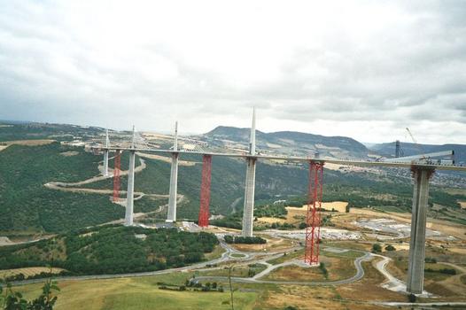 Millau-Viadukt
Der Kran für die Montage des Pylonen P5 wird aufgebaut