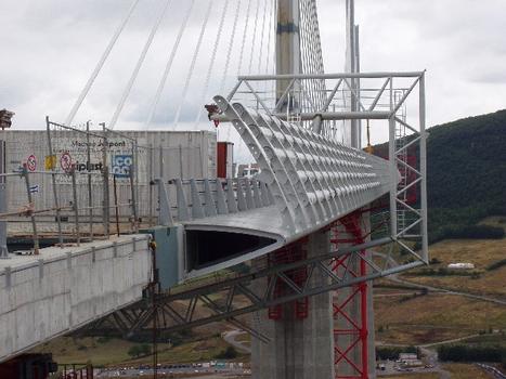 Millau-ViaduktBau der Windschutzwände