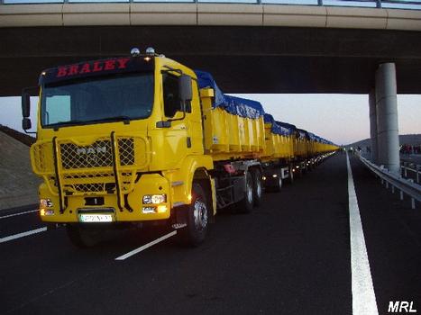 World record on the Autoroute A75 with a trailer-truck of 460 HP pulling the longest convoy ever