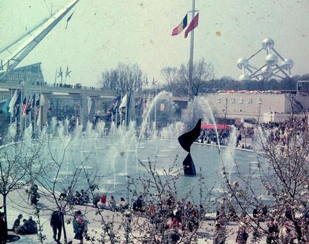 Vue générale de l'esplanade centrale de l'Exposition universelle de Bruxelles de 1958