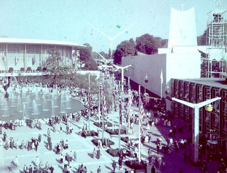 Le pavillon du Vatican (à droite) à l'Exposition universelle de Bruxellles de 1958