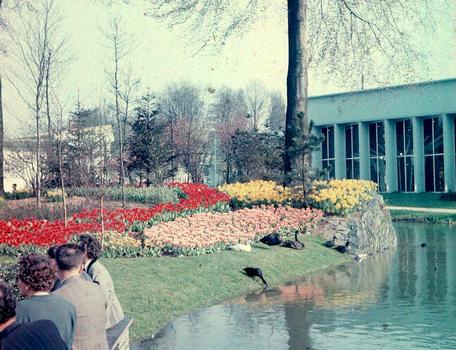 Vue partielle des jardins du pavillon des Pays-Bas à l'Exposition universelle de Bruxelles de 1958