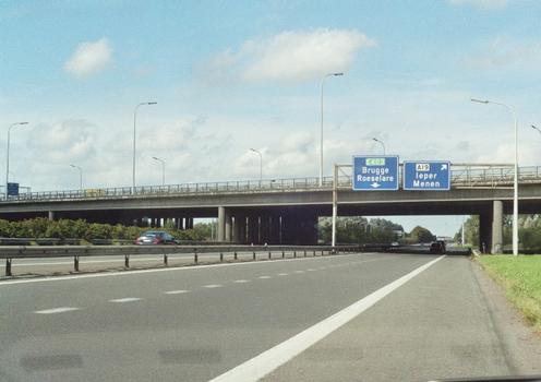 Le pont de l'échangeur de Moorsele (Courtrai), par lequel l'A19 (Courtrai-Ypres) surplombe l'A17 (E403 - Tournai-Bruges)