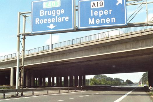 Le pont de l'échangeur de Moorsele (Courtrai) de l'A19 sur l'A17