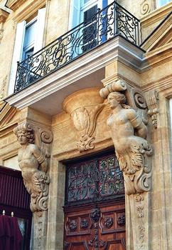 L'hôtel d'Agut, reconstruit en 1675, occupe un coin de la place des Prêcheurs à Aix-en-Provence