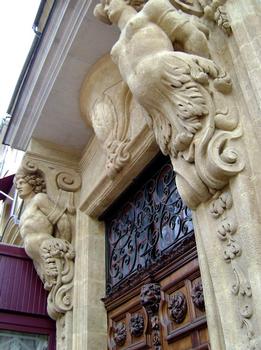 Le portail de l'hôtel d'Agut, à Aix-en-Provence: sa particularité réside dans les statues soutenant le balcon, l'une masculine (atlante), l'autre féminine (cariatide)