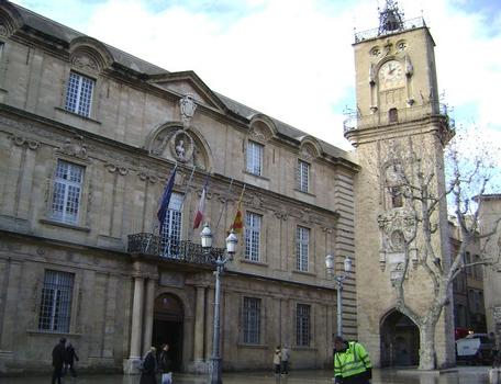 La façade de l'Hôtel de Ville et la tour de l'Horloge d'Aix-en-Provence