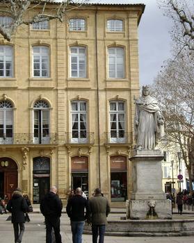Aix-en-Provence : la place Forbin, au boût du Cours Mirabeau