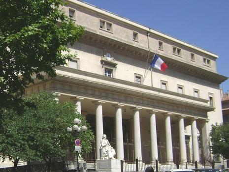 Le palais de Justice actuel (achevé en 1832) remplace l'ancien Parlement et Palais des Comtes, démoli à la fin du 18e siècle