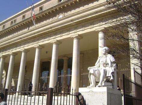 Le palais de Justice actuel (achevé en 1832) remplace l'ancien Parlement et Palais des Comtes, démoli à la fin du 18e siècle