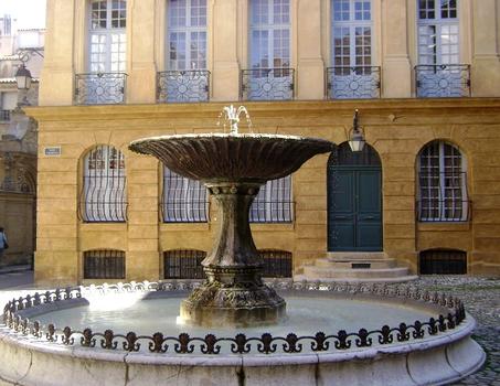 Aix-en-Provence : la place d'Albertas. La fontaine date de 1912