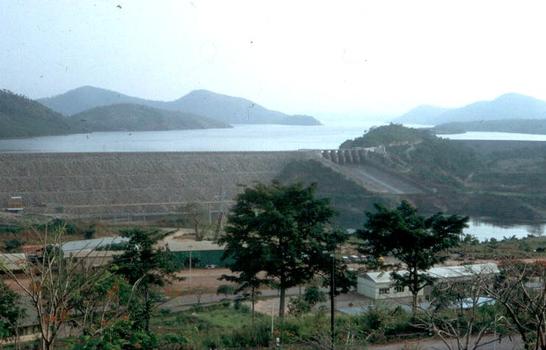 Vue générale du barrage d'Akosombo sur la Volta (Ghana)