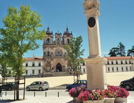 La façade de l'abbaye cistercienne d'Alcobaça (province de Leiria)