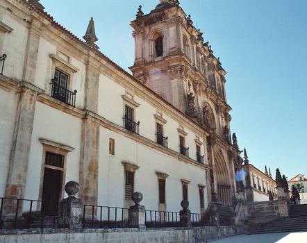 La façade de l'abbaye cistercienne d'Alcobaça (province de Leiria)