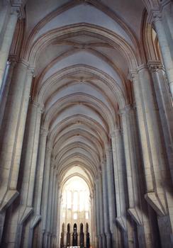 L'intérieur et les voûtes de l'église abbatiale d'Alcobaça (Portugal)
