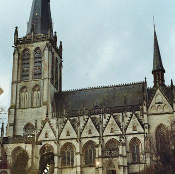 L'église Notre-Dame d'Alsemberg (commune de Beersel) est de style gothique tardif et a été construite de 1350 à 1450 (environ)