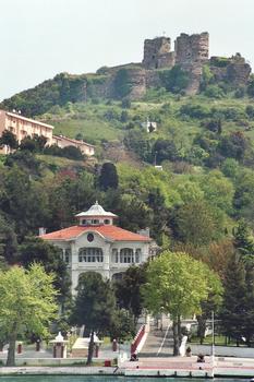 La forteresse génoise d'Anadolu Kavagi, sur le Bosphore, à l'embouchure de la mer Noire (rive asiatique)