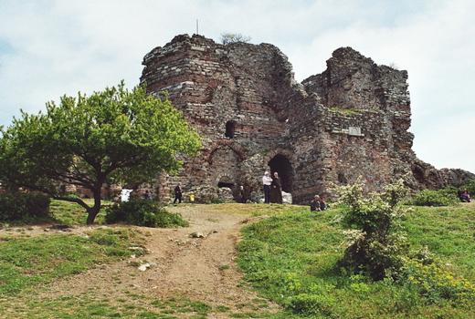 De la forteresse génoise d'Anadolu Kavagi, à l'embouchure de la mer Noire, ne subsistent que 2 tours et une enceinte partiellement ruinée