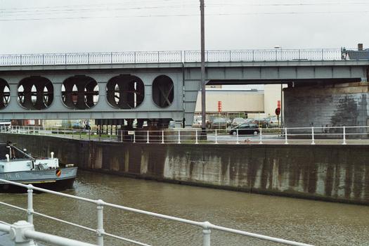 Le pont métallique de la ligne de chemin de fer Midi-Laeken sur le canal de Bruxelles, à Anderlecht (région de Bruxelles-Capitale)