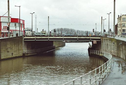 Le pont (béton) du square Emile Vandervelde sur le canal de Bruxelles, à Anderlecht
