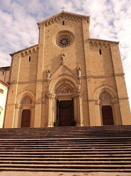 La façade de la cathédrale San Donato d'Arezzo (Toscane)