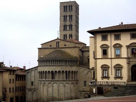 L'abside (romane) de l'église Santa Maria delle Pieve, sur la Piazza Grande, à Arezzo