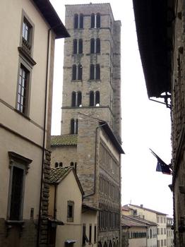 La façade et le campanile (romans) de l'église Santa Maria delle Pieve, sur le Corso Italia, à Arezzo