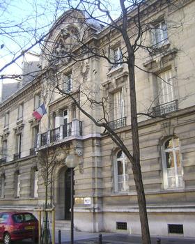 La façade et le portail de l'Ecole Nationale Supérieure d'Arts et Métiers (Paris 13e)