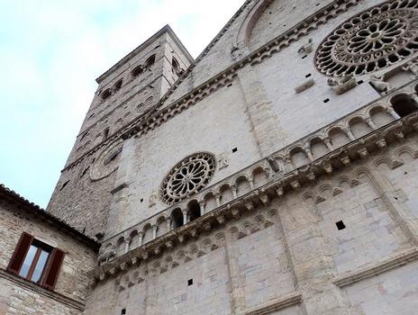 La façade de la cathédrale San Rufino à Assise (Ombrie)