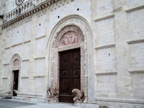 La façade de la cathédrale San Rufino à Assise (Ombrie)
