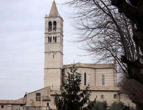 Le clocher (campanile) de la basilique Santa Chiara (sainte Claire) d'Assise (Ombrie)