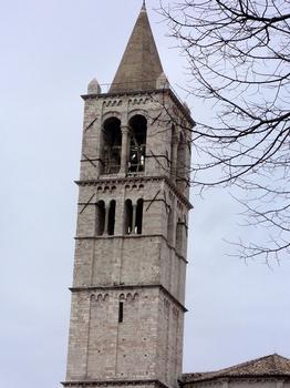 Le clocher (campanile) de la basilique Santa Chiara (sainte Claire) d'Assise (Ombrie)