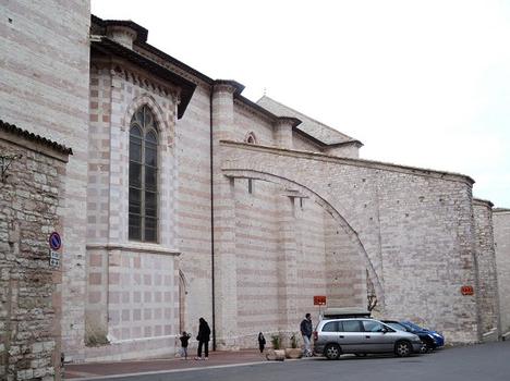 Les arcs-boutants de la basilique Santa Chiara d'Assise