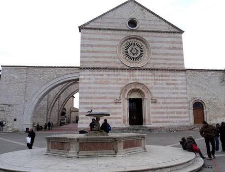La façade de la basilique Santa Chiara d'Assise