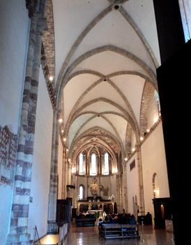L'intérieur de la basilique Santa Chiara d'Assise