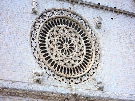 La façade de l'église supérieure de la basilique San Francesco d'Assise (Ombrie)
