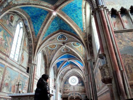 L'intérieur de l'église supérieure de la basilique San Francesco d'Assise est décoré de fresques de Giotto