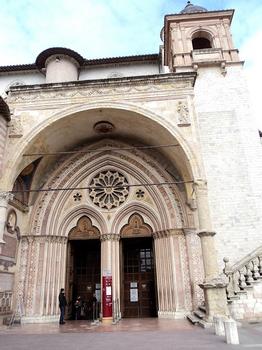 Le portail de l'église inférieure de la basilique San Francesco d'Assise