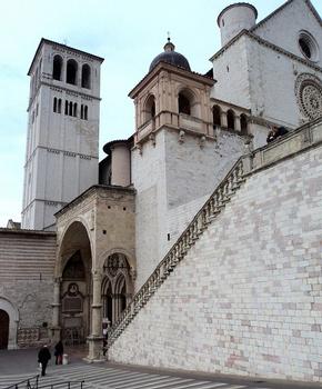 Le campanile et l'église supérieure de la basilique San Francesco d'Assise