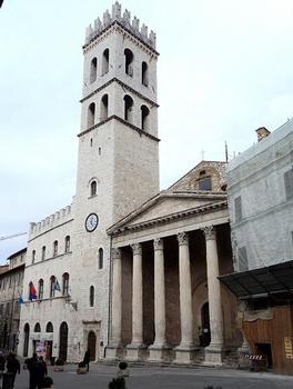 La torre del Popolo (tour du peuple), à côté de l'église Santa Maria Minerva (ancien temple romain de Minerve), dans le centre d'Assise (Ombrie)