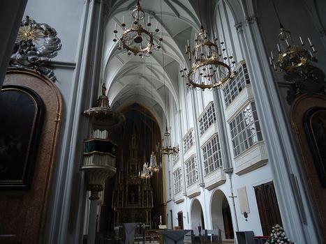 L'intérieur et les voûtes gothiques de l'église des Augustins, église paroissiale de la Hofburg, à Vienne